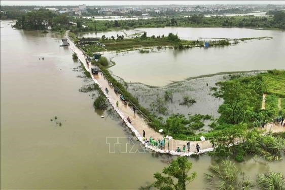 Hà Nội mưa to làm mực nước sông Tích lên cao nguy cơ gây sạt lở, ngập úng