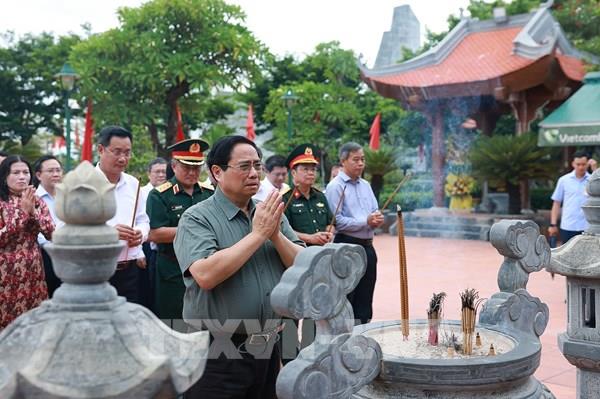 Thủ tướng dâng hương tưởng niệm Anh hùng liệt sĩ tại Quảng Trị