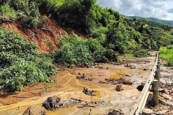 Còn 46 vị trí tắc đường do mưa lũ tại khu vực Trung Bộ