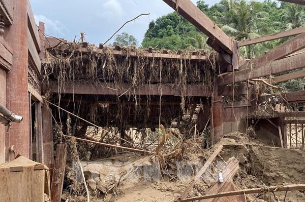 Nghệ An: Gian nan hành trình tiếp cận bản cô lập nơi tâm lũ