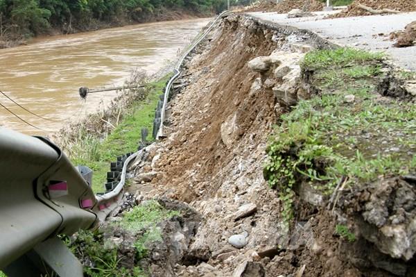 Nghệ An: Quốc lộ 16 tạm thời bị chia cắt do sạt lở nghiêm trọng tại Km364 thuộc địa phận xã Bắc Lý
