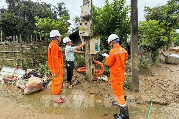 Cấp điện trở lại cho gần 94.500 khách hàng vùng lũ Nghệ An