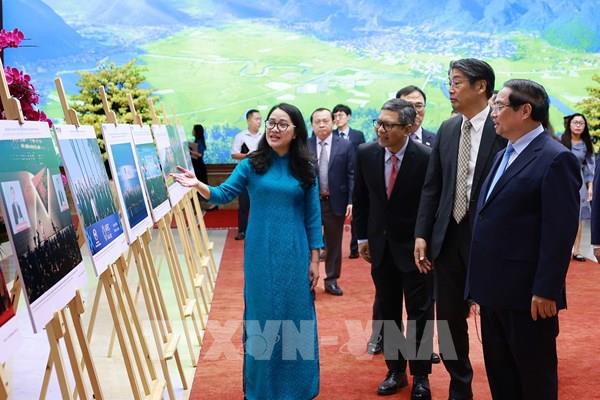 Thủ tướng tham quan trưng bày ảnh của TTXVN về Việt Nam với APEC