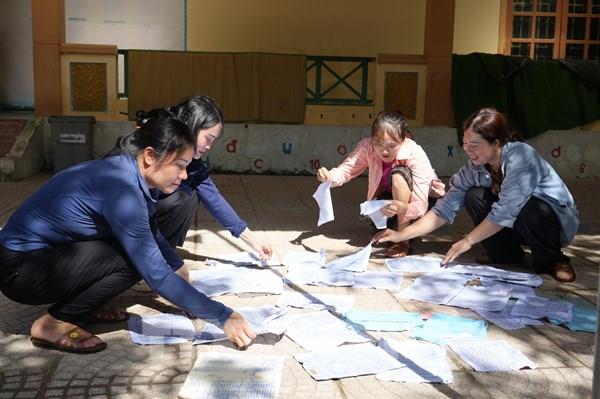 Dọn dẹp trường lớp sau lũ tại Nghệ An