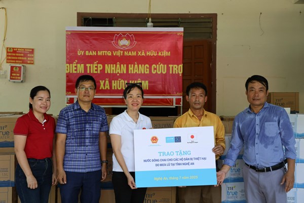 Hỗ trợ trên 3.655 thùng nước cho người dân bị thiên tai ở Nghệ An