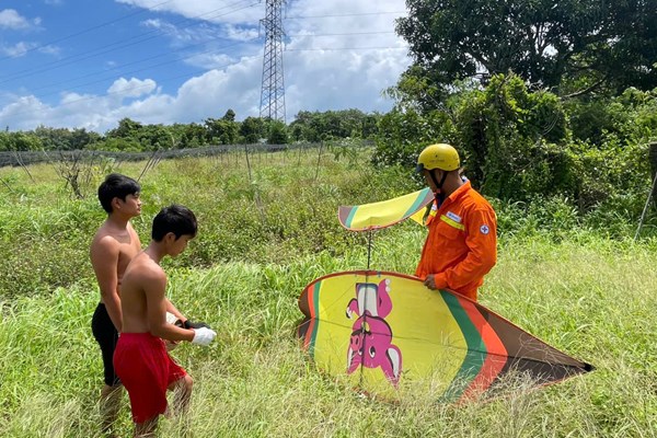 Ngăn chặn kịp thời hành vi thả diều nguy hiểm gần hành lang lưới điện cao áp