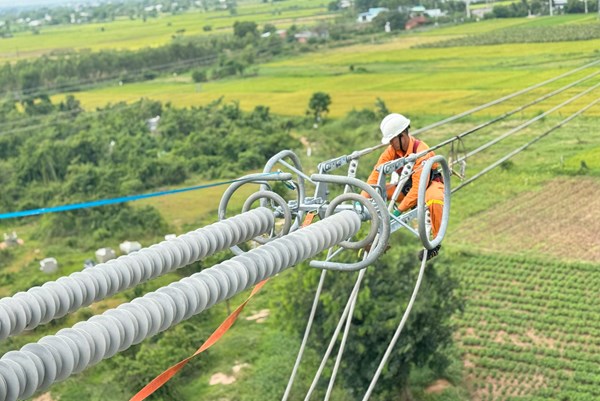 Hoàn thành bảo dưỡng đường dây 500kV trọng điểm giữa cao điểm nắng nóng