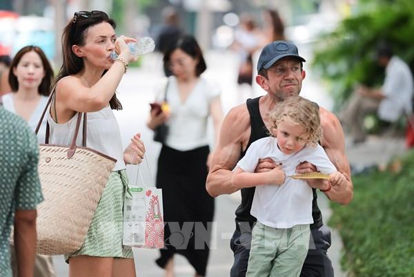 Những hình ảnh Hà Nội giữa mùa oi bức, ngoài trời nóng như… rang