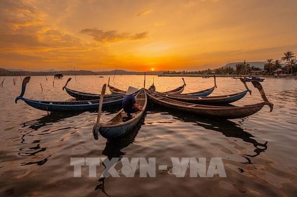 Chiêm ngưỡng hoàng hôn đẹp thơ mộng trên đầm Ô Loan