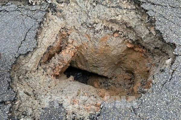 Xuất hiện sụt lún, “hố tử thần” trên Quốc lộ 40B