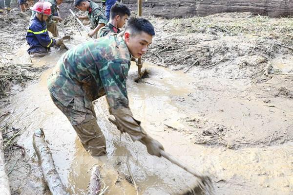 Xuyên đêm nỗ lực thông đường vào vùng lũ quét, sạt lở