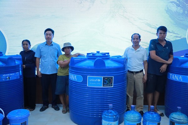 Hỗ trợ 500 bồn chứa nước cho người dân vùng lũ Nghệ An