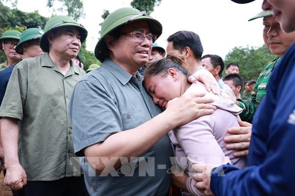 Thủ tướng thăm hỏi, động viên nhân dân vùng bị thiệt hại do mưa lũ tại tỉnh Điện Biên
