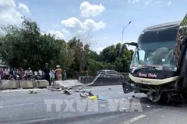 Ô tô khách va chạm xe máy trên Quốc lộ 1 làm 3 người thương vong