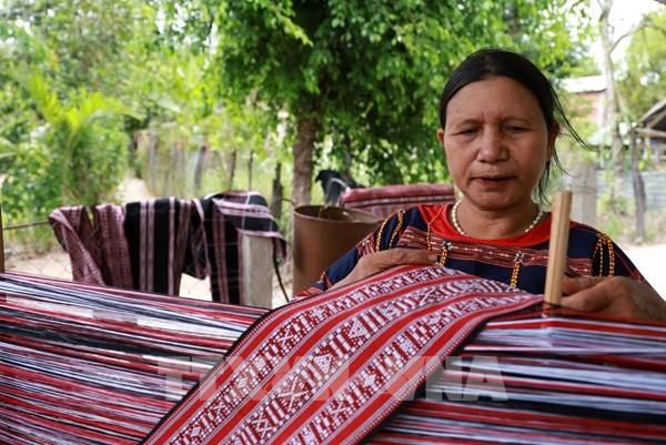 Về Xí Thoại, chạm tay vào hồn thổ cẩm Tây Nguyên