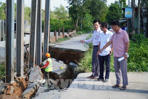 Đồng Tháp khẩn trương khắc phục sạt lở trên huyện lộ 34