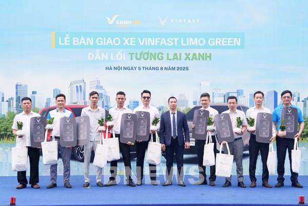 VinFast bàn giao lô xe điện 7 chỗ Limo Green đầu tiên, thúc đẩy chuyển đổi xanh trong ngành vận tải