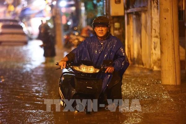 TP. Hồ Chí Minh: Nhiều tuyến đường bị ngập nặng sau cơn mưa chiều