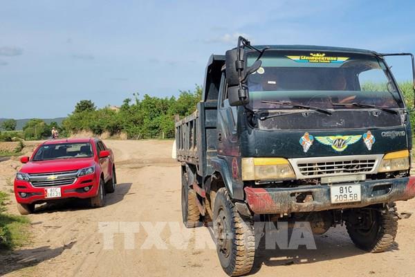 Cát tặc ngang nhiên “xẻ thịt” sông Ba