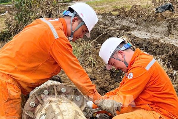 Khôi phục hệ thống lưới điện vùng bị mưa lũ khu vực Sông Mã - Sốp Cộp