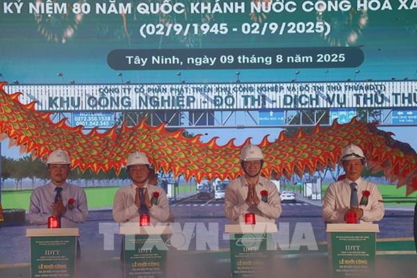 Khởi công dự án hạ tầng hơn 170 ha Khu công nghiệp Thủ Thừa