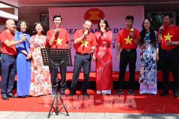 Nhịp sống ASEAN rộn ràng giữa lòng châu Âu