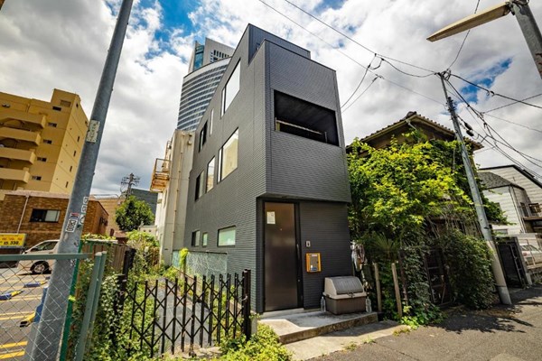 “Nhà bút chì” nở rộ giữa cơn sốt giá đất tại Tokyo