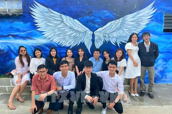 Khám phá làng bích họa độc đáo bên đầm Nại