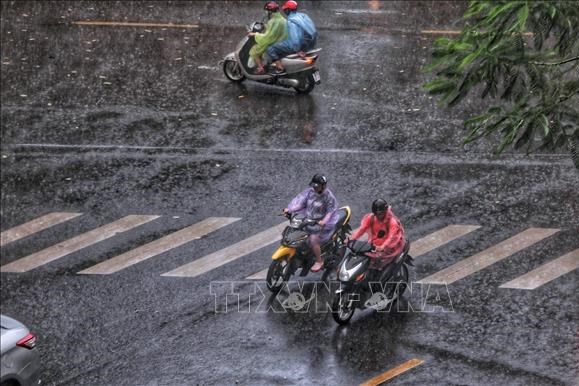 Cảnh báo mưa kèm dông sét ở Hà Nội, gió mạnh, sóng cao trên biển