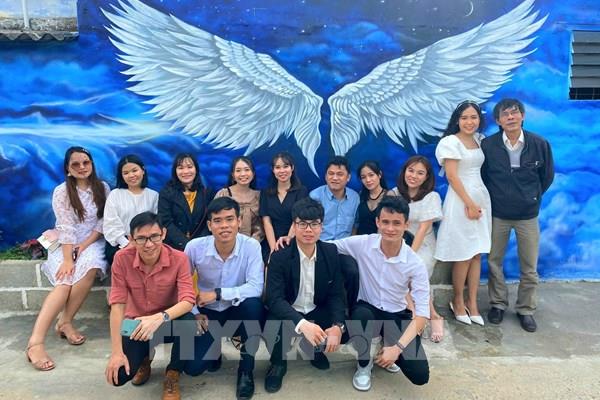 Khám phá vẻ đẹp làng bích họa Hòn Thiên bên bờ đầm Nại