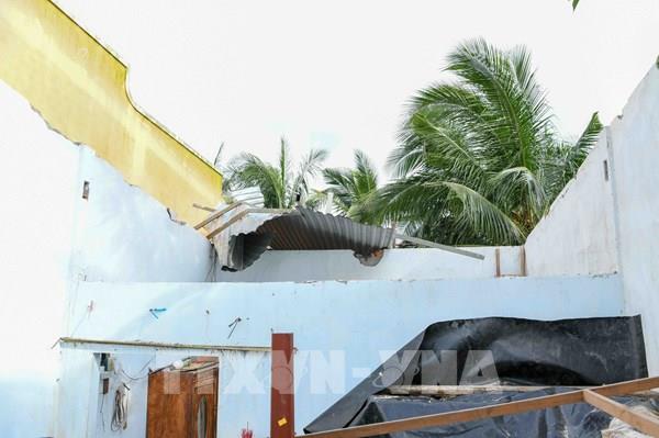 Cần Thơ hỗ trợ các hộ dân bị ảnh hưởng dông lốc ở xã Long Phú