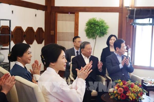 Tổng Bí thư Tô Lâm và Phu nhân dự tiệc trà, thưởng thức nghệ thuật truyền thống