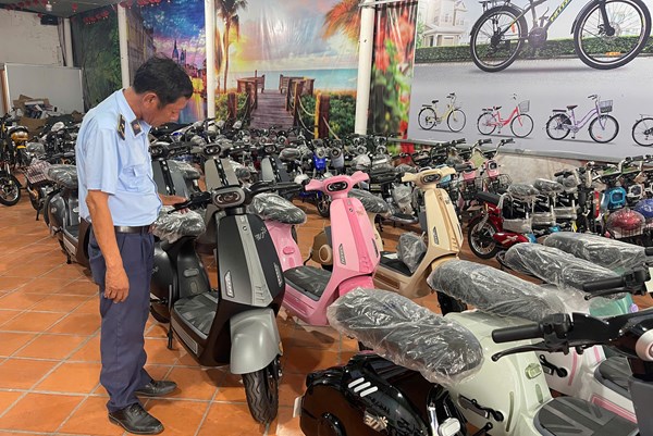 Phát hiện 2 cơ sở kinh doanh xe đạp điện không rõ nguồn gốc xuất xứ