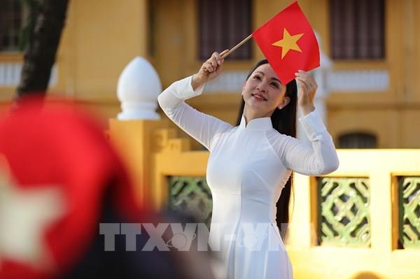 Lan tỏa tình yêu nước với tà áo dài và hình ảnh lá cờ Tổ quốc