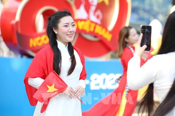 Lan tỏa tình yêu nước với tà áo dài và hình ảnh lá cờ Tổ quốc