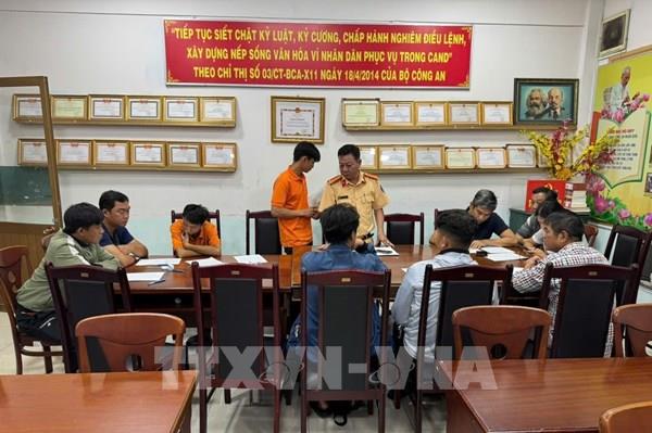 Xử lý đoàn xe Vespa ngang nhiên vượt đèn đỏ tại khu trung tâm TP. HCM