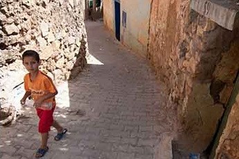 Cuộc sống bình yên ở ngôi làng “Người sống dưới người chết”