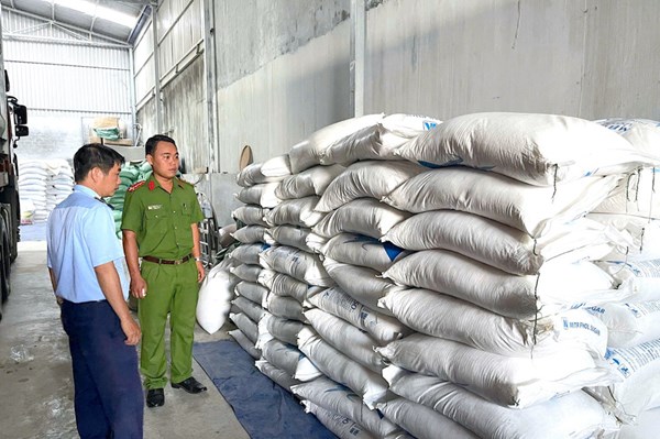 Phát hiện 1 ô tô vận chuyển 5 tấn hàng hóa nhập lậu