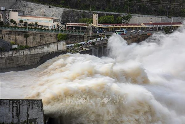20 giờ ngày 13/8, mở tiếp 1 cửa xả đáy hồ thủy điện Hòa Bình