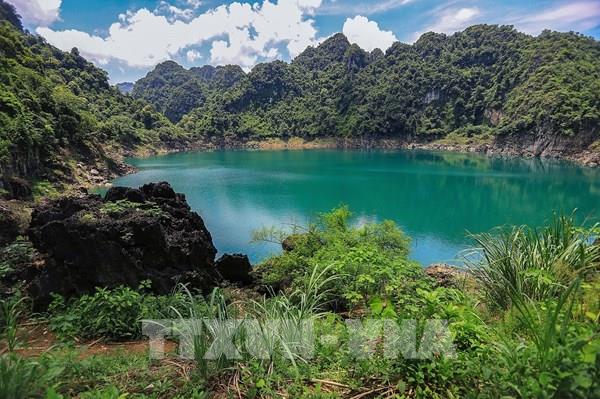  Khám phá vẻ đẹp hoang sơ của hồ Mắt Ngọc