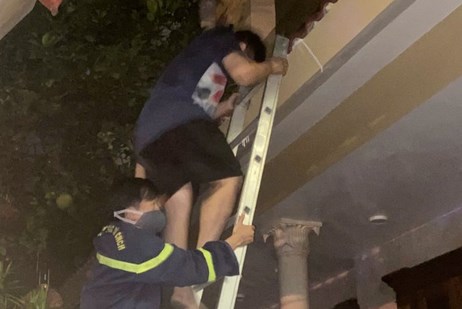 Cứu 5 người thoát khỏi đám cháy trong đêm