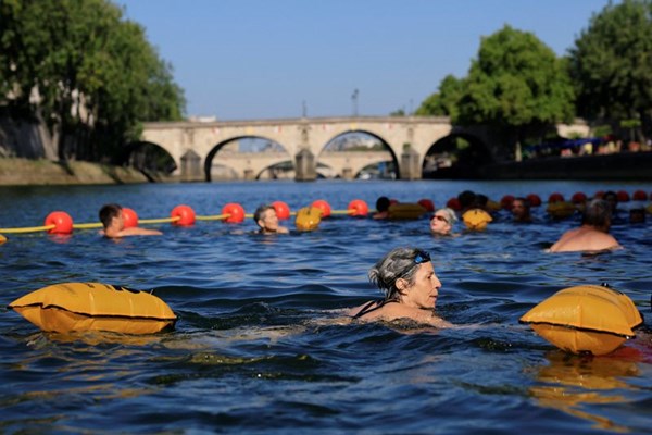 Người dân Paris lại được giải nhiệt ở sông Seine sau một thế kỷ
