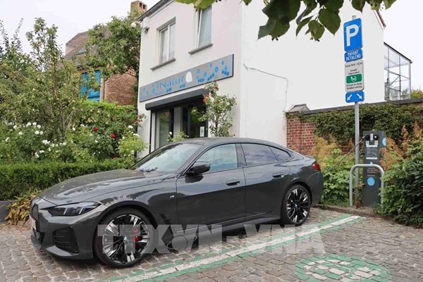 Bỉ sẽ triển khai dự án lắp đặt gần 2.500 trụ sạc xe điện tại các nhà ga