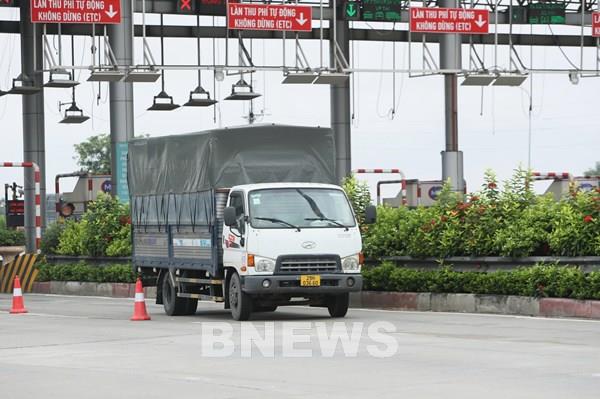 Giao thông thông suốt trong ngày đầu thí điểm cấm xe tải vào làn 1 cao tốc