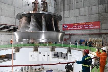 Lắp đặt thành công bánh xe công tác tổ máy số 2 thuỷ điện Hoà Bình mở rộng