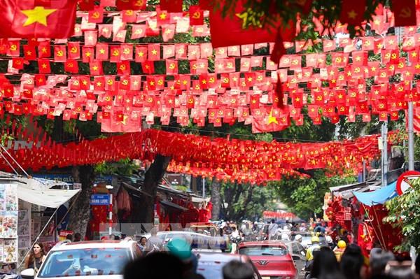 Sắc đỏ rực rỡ phủ kín phố phường Hà Nội