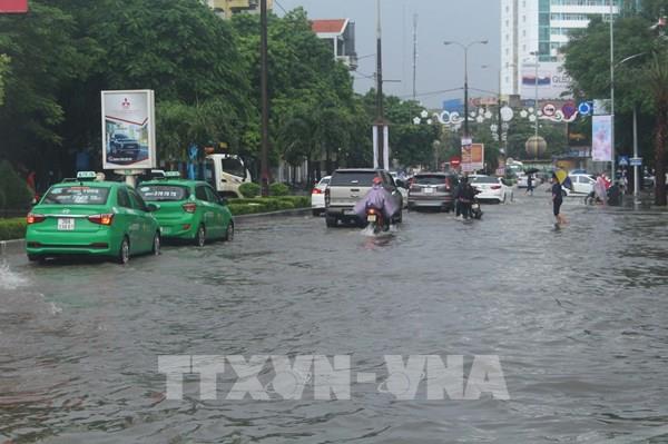 Cấm phương tiện đường bộ đi vào vùng tâm bão từ Thanh Hóa đến Quảng Trị