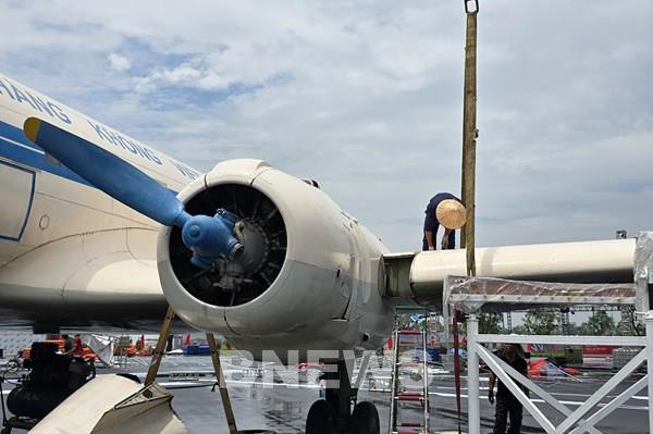 Chuyên cơ IL-14 chở Bác Hồ đang khẩn trương lắp ráp tại Trung tâm Hội chợ Triển lãm Quốc gia