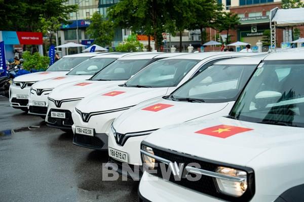 VinFast tặng 100.000 bộ decal Quốc kỳ - mừng 80 năm Quốc khánh 