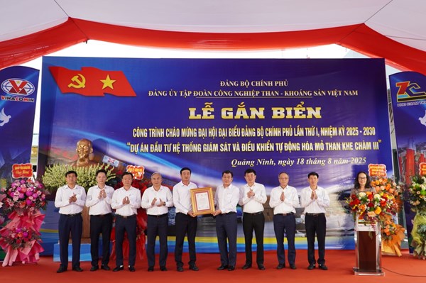 Gắn biển công trình hệ thống giám sát và điều khiển tự động hóa mỏ than Khe Chàm III